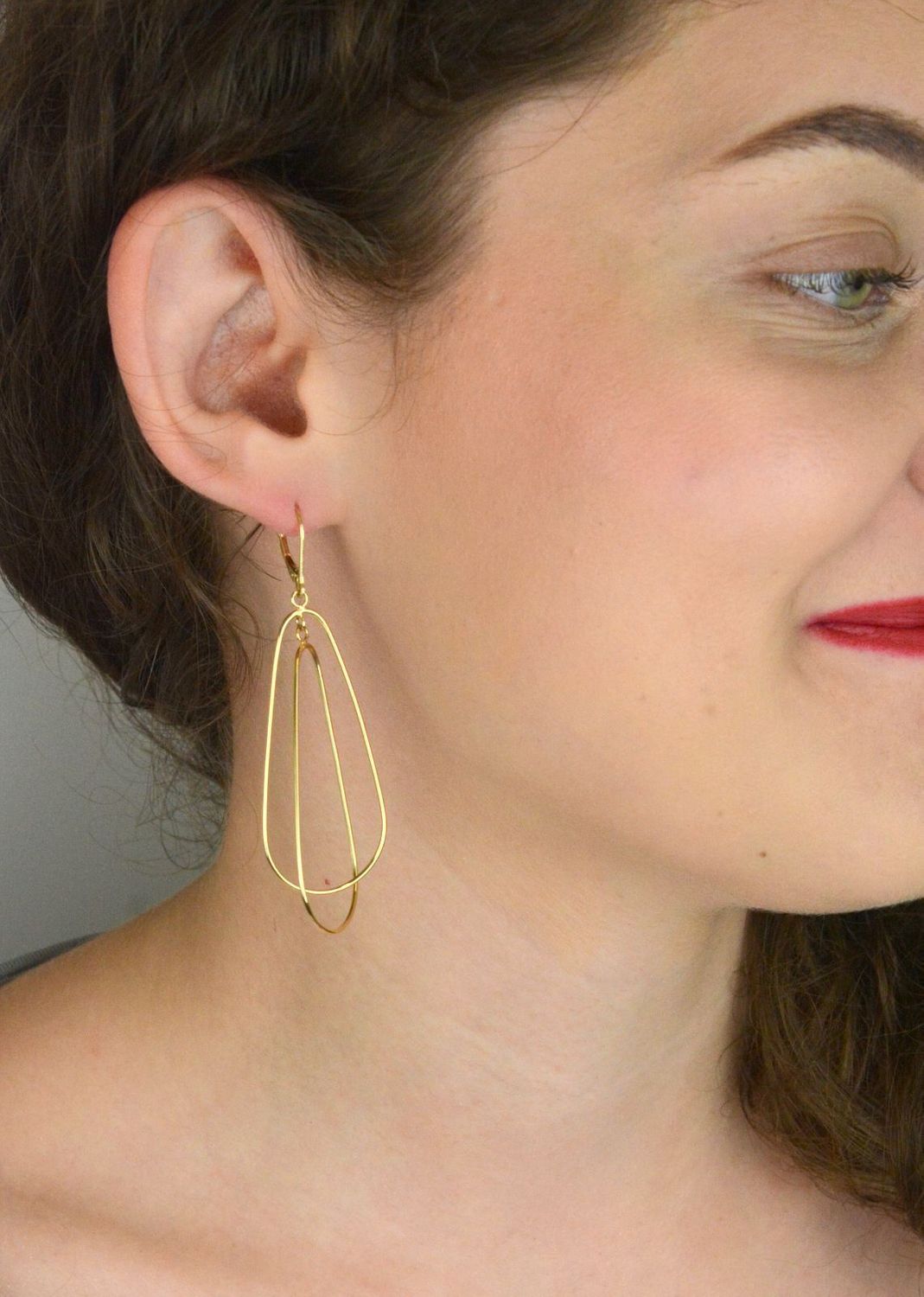 Eleganckie złote kolczyki damskie próby 585, długie owalne o długości 7,5 cm. Wygodne zapięcie typu bigiel angielski. Lekkie i stylowe – idealne na prezent.1.jpg